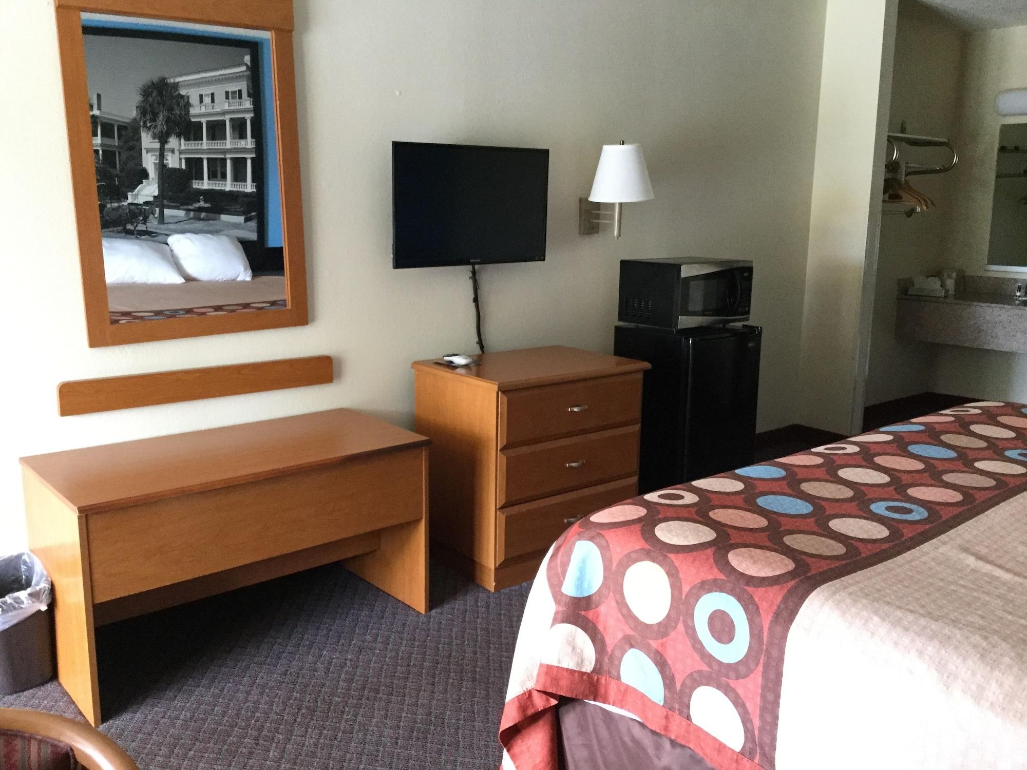 Super 8 By Wyndham Walterboro Hotel Exterior photo
