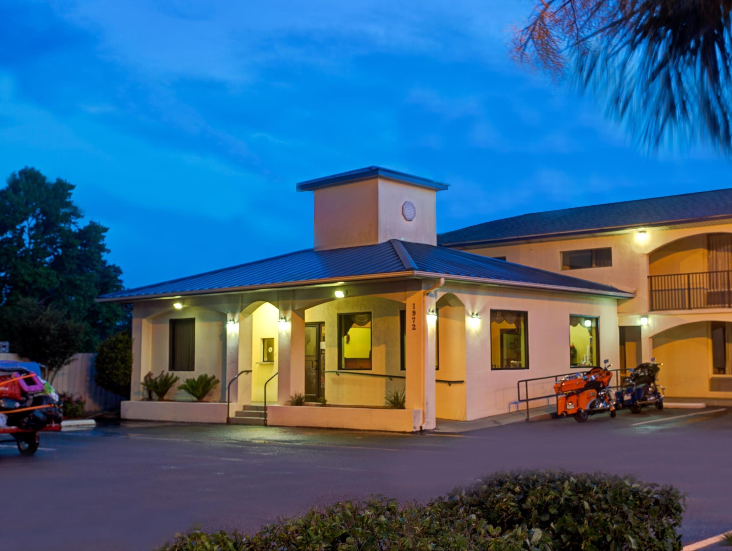 Super 8 By Wyndham Walterboro Hotel Exterior photo